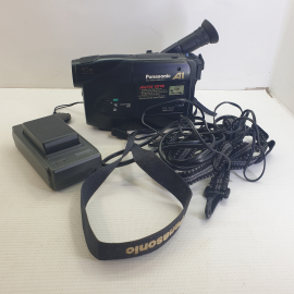 Ручная VHS-камера "Panasonic NV-A1EN" с сопроводительной электроникой в сумке